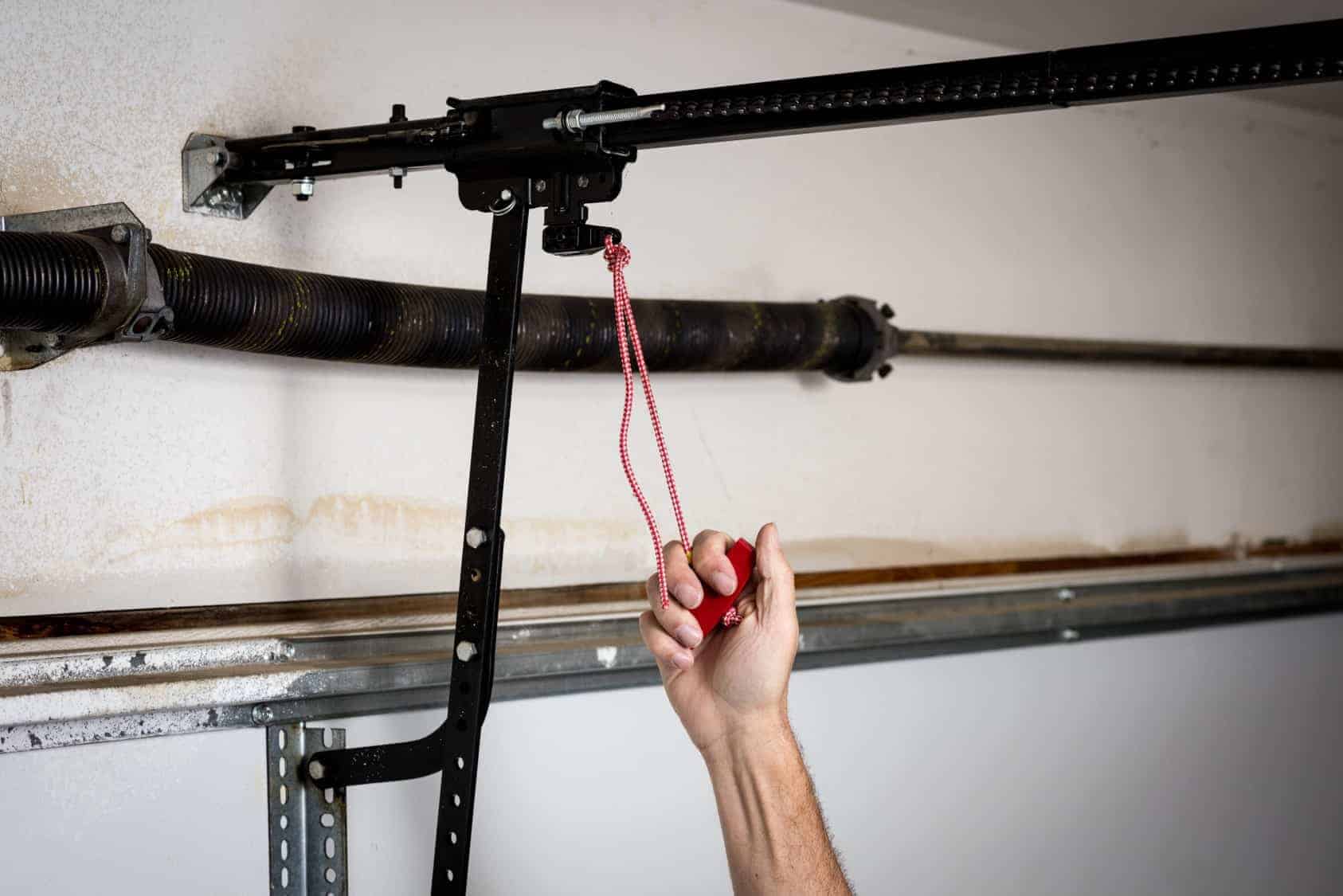 Pulling garage motor disconnect rope